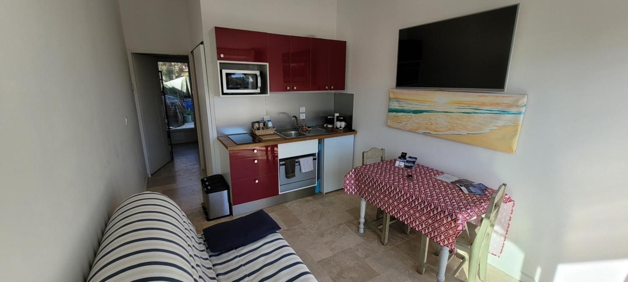 Meze Avec Vue Face A L'Etang Villa Eksteriør bilde