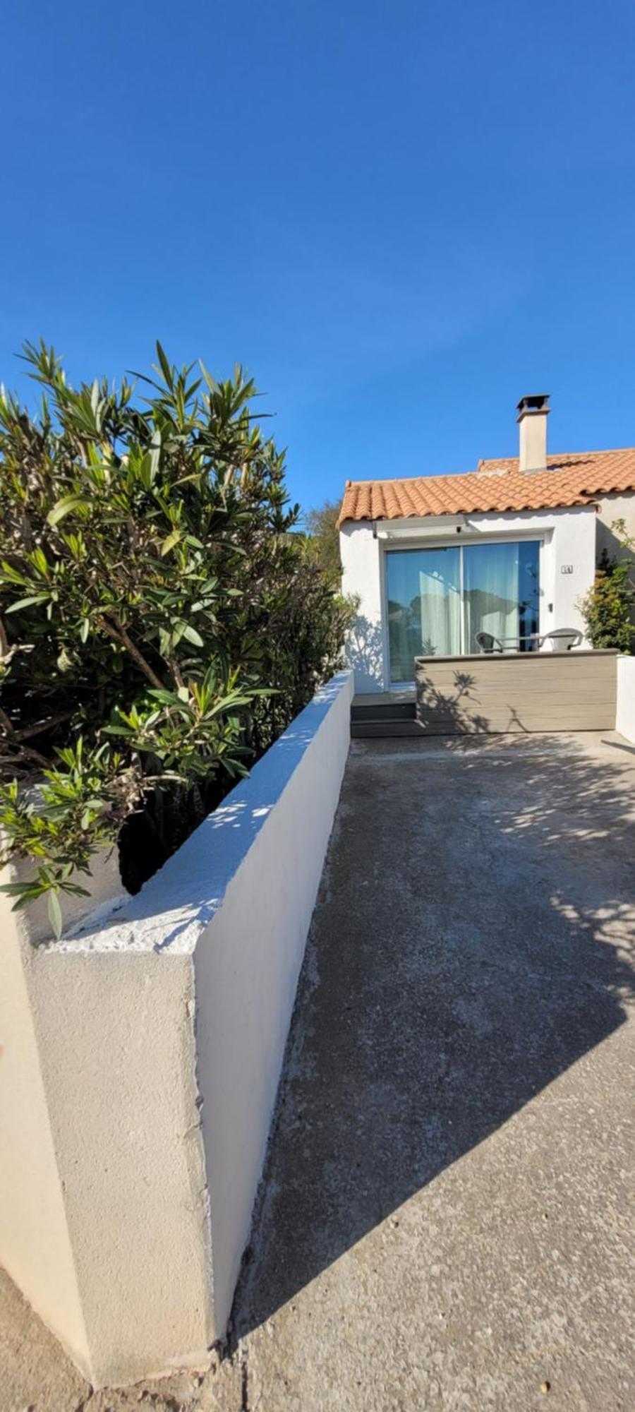 Meze Avec Vue Face A L'Etang Villa Eksteriør bilde