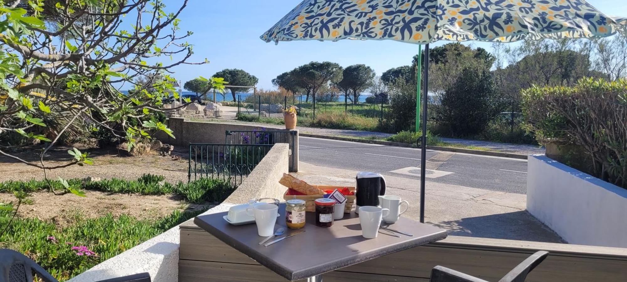 Meze Avec Vue Face A L'Etang Villa Eksteriør bilde